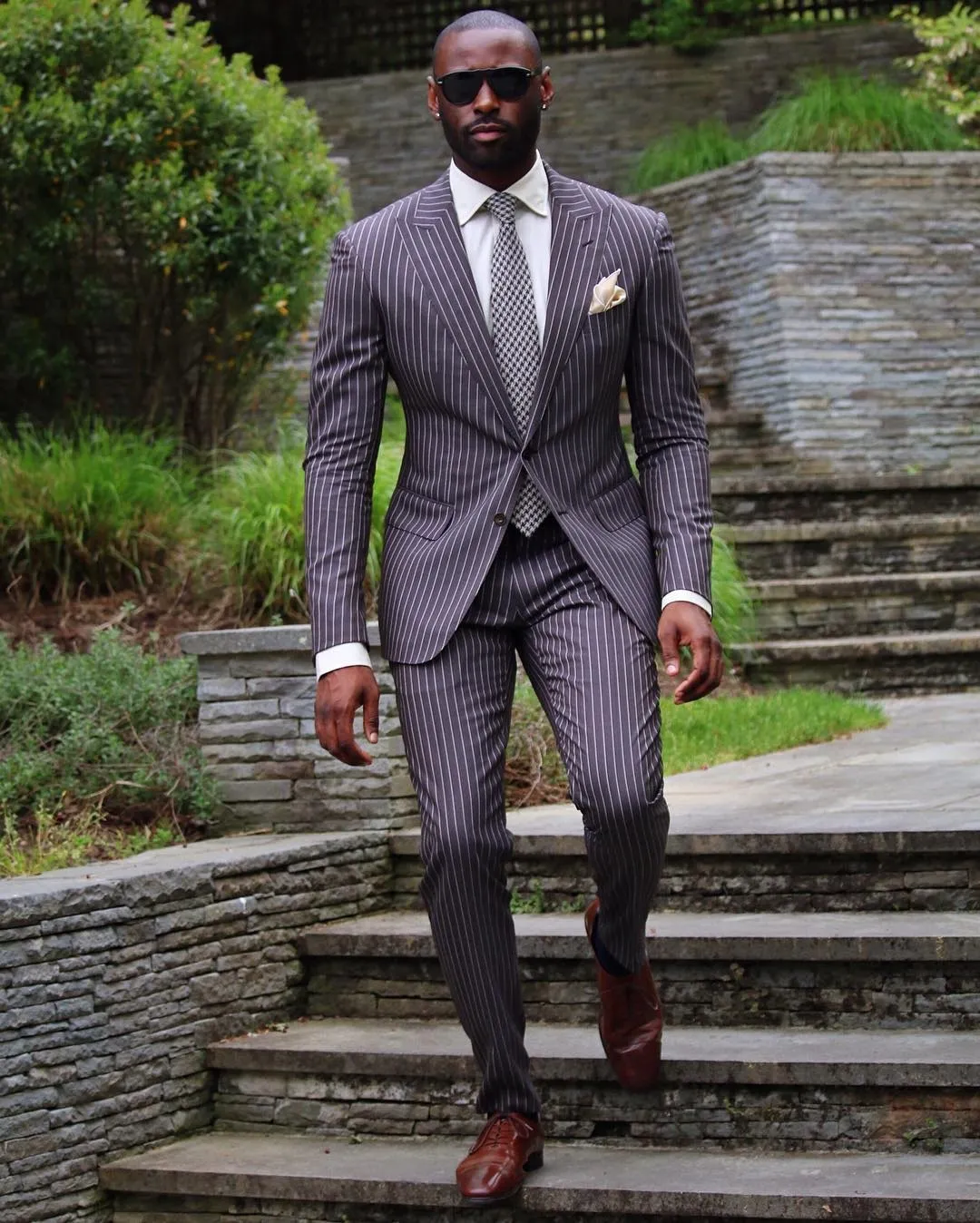 HOW BESPOKE MEN’S SUITS TRANSFORM YOUR WARDROBE