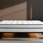 Materasso singolo visivamente accattivante, caratterizzato da materiali di alta qualità, pronto per il sonno.