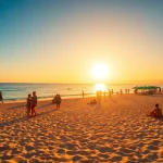 Descubra atividades incríveis como esportes aquáticos e culinária local em Paripueira, destacando a atmosfera vibrante da praia.