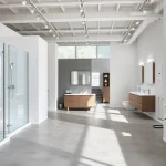 Sonni sanitär GmbH präsentiert hochwertige Badezimmerprodukte in einem modernen Showroom.